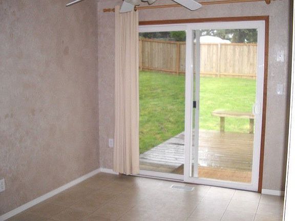 Eating space with slider to deck.