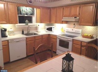 213 Country Side Ln, Telford, PA 18969
