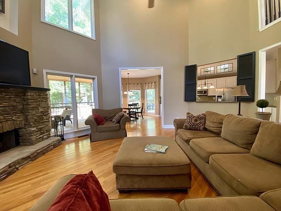 3rd image of 718 E Green Ln