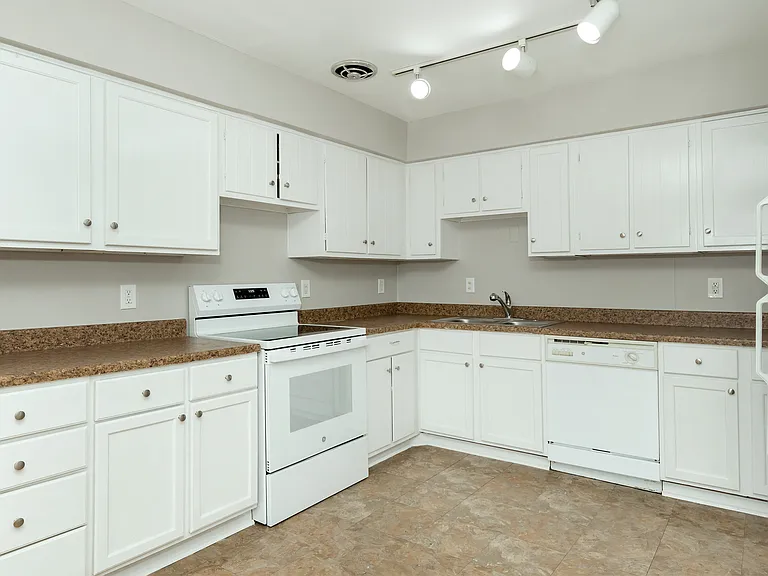 347 N Eton St #18 — Photo 8