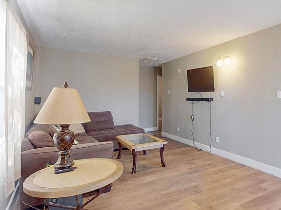 5th image of 945 Madeira Dr SE