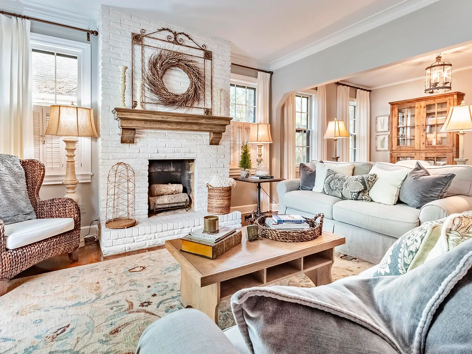 4 bed, 2.0 bath, 2619 sqft, $3,550 — Photo 3