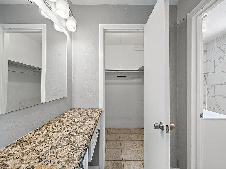 1016 E 7th St #7 — Photo 3