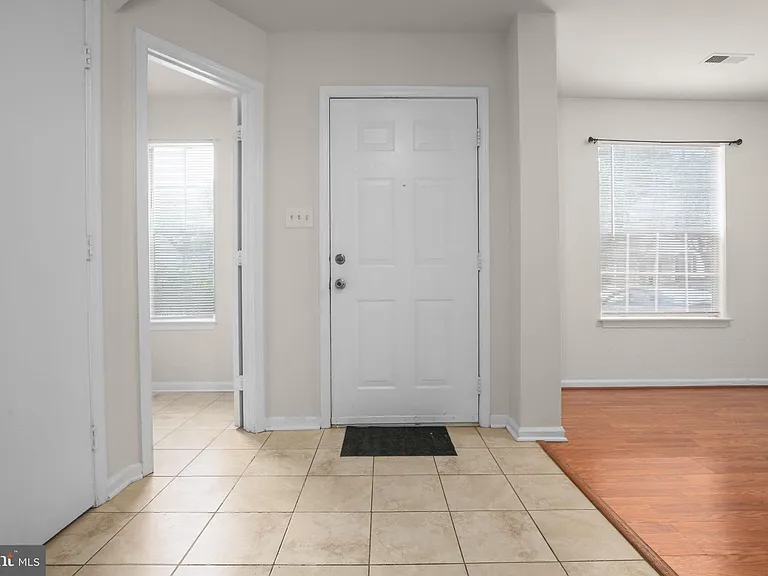 502 Wind Ridge Dr — Photo 2
