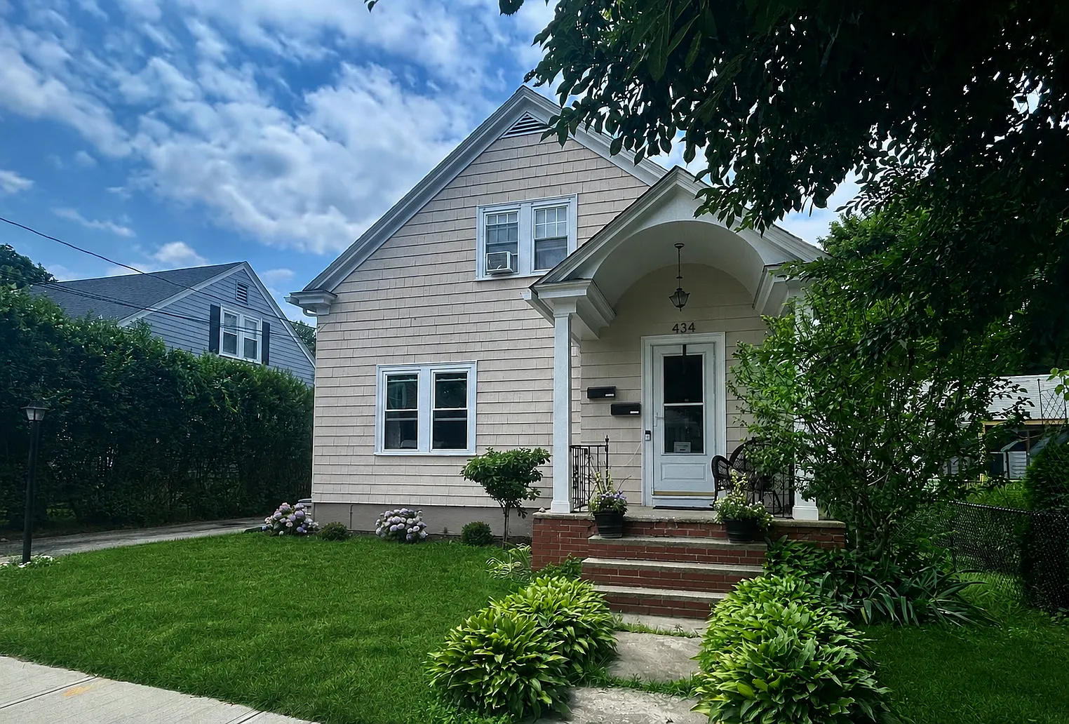 2 bed, 950 sqft, $1,900 — Photo 1