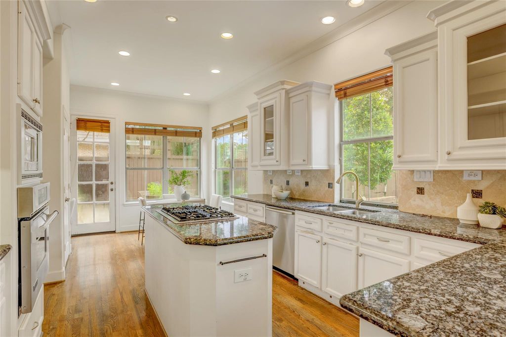 Apartment in Houston, Braeswood - View 4