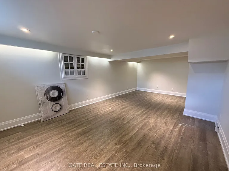 88 Lawrence Ave — Photo 26