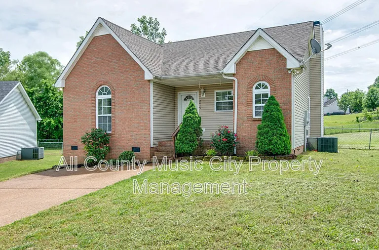 2015 Holloway Ct — Photo 1