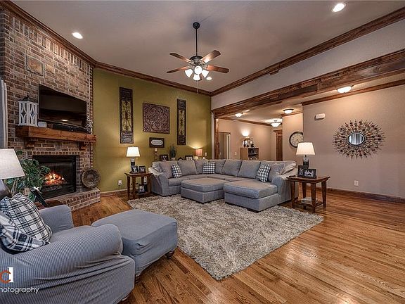 4th image of 3505 NE Oaktrace Ave