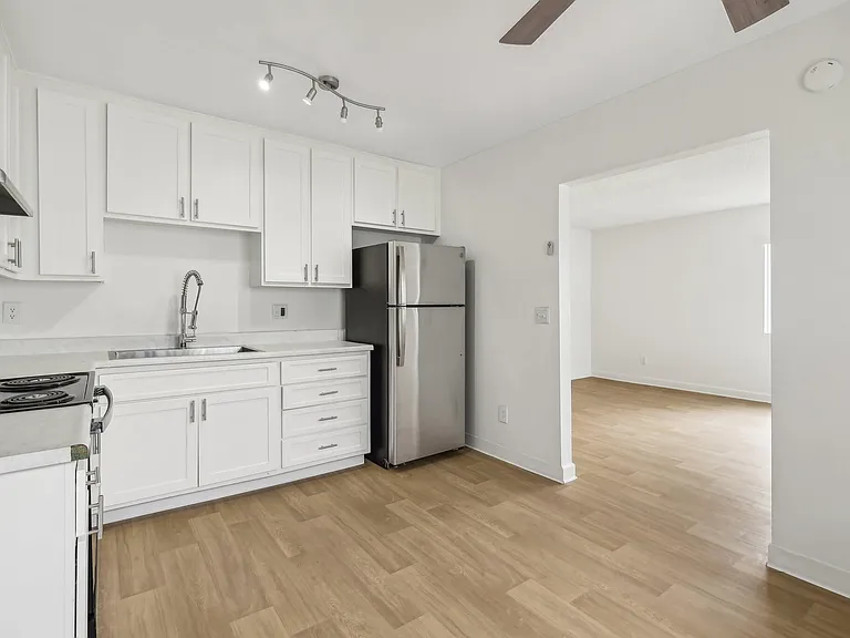 Valle at 9209 Kenwood — Photo 6