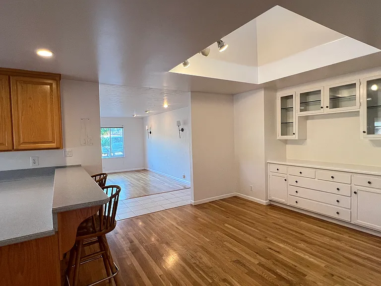 310 Alma Ln — Photo 9