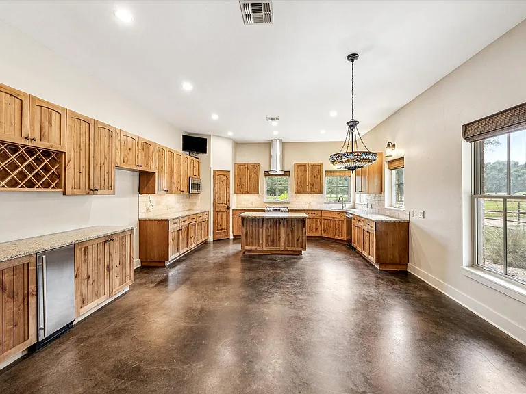 1661 Guenther Rd — Photo 5