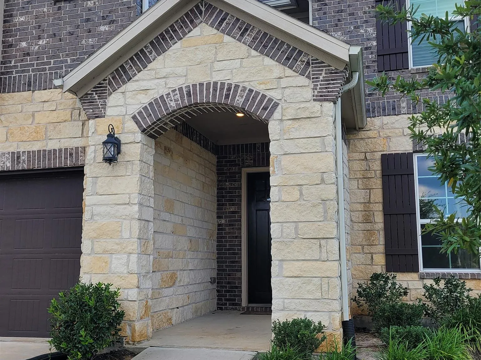 4 bed, 3.5 bath, 3219 sqft, $2,800 — Photo 1