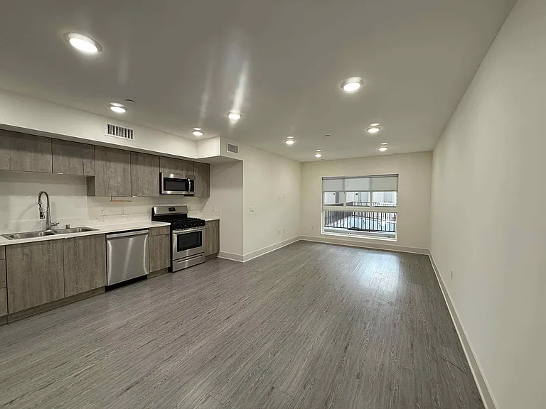 2022 West Sunset Boulevard — Photo 19