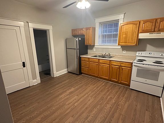 5th image of 1102 Main St APT 1