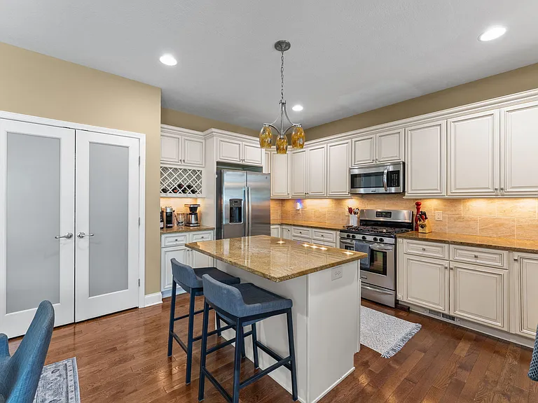 155 Devon Cir — Photo 21