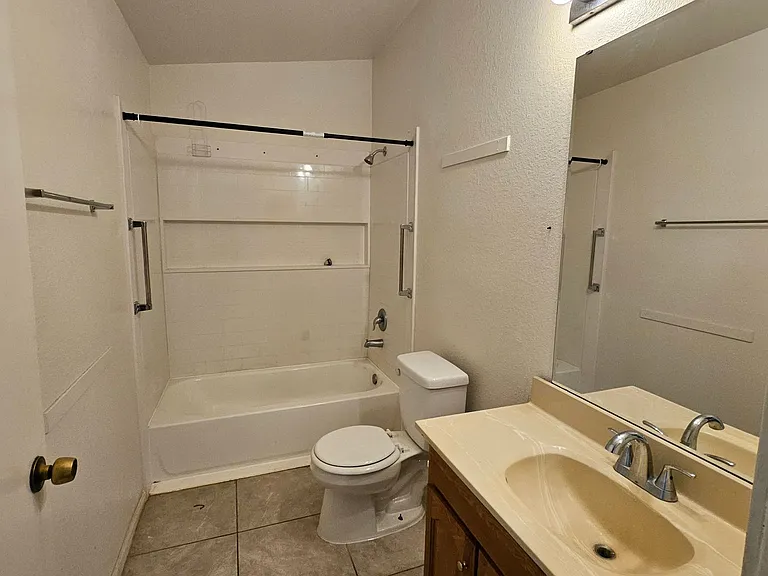 20300 Graham St — Photo 4