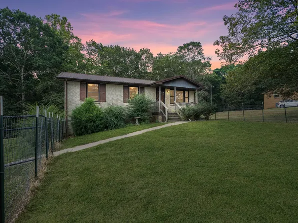 3140 N Hinton Rd, Clarksville, TN 37043