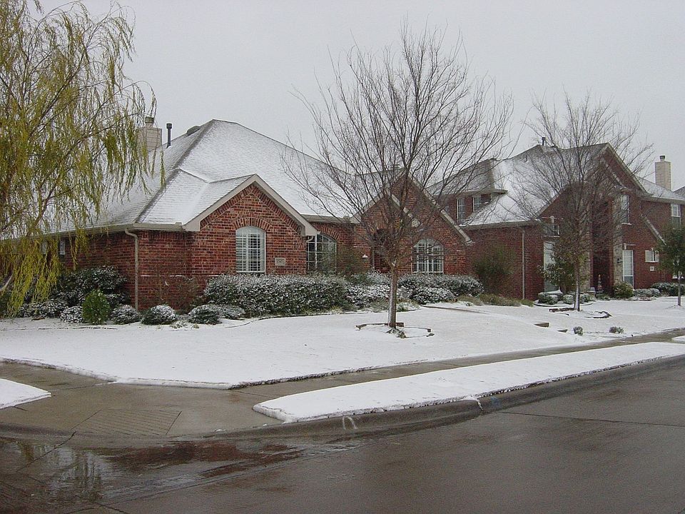 House after a brief and rare snowfall - view of front from the northwest
