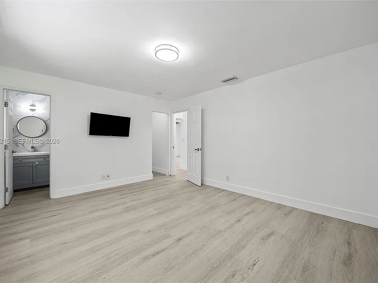 230 NE 2nd Pl — Photo 18