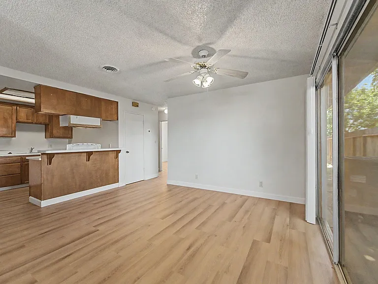 502-530 Rideout Way — Photo 3