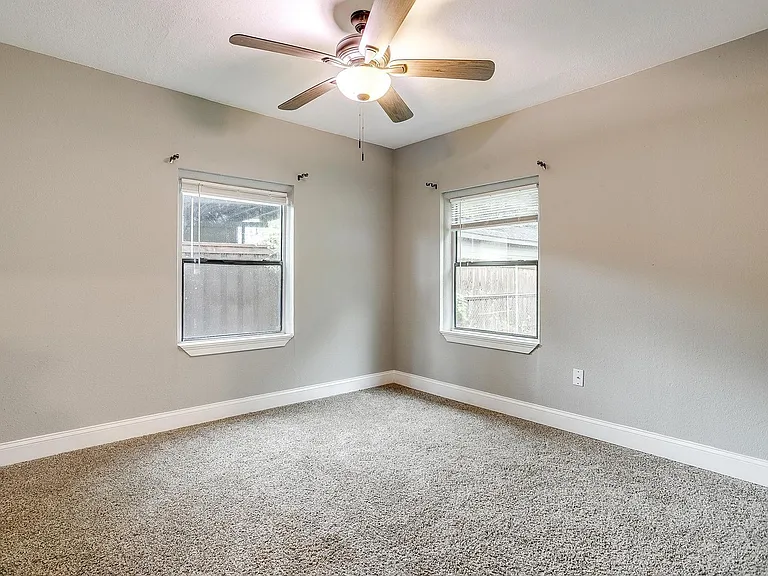 823 College St — Photo 18