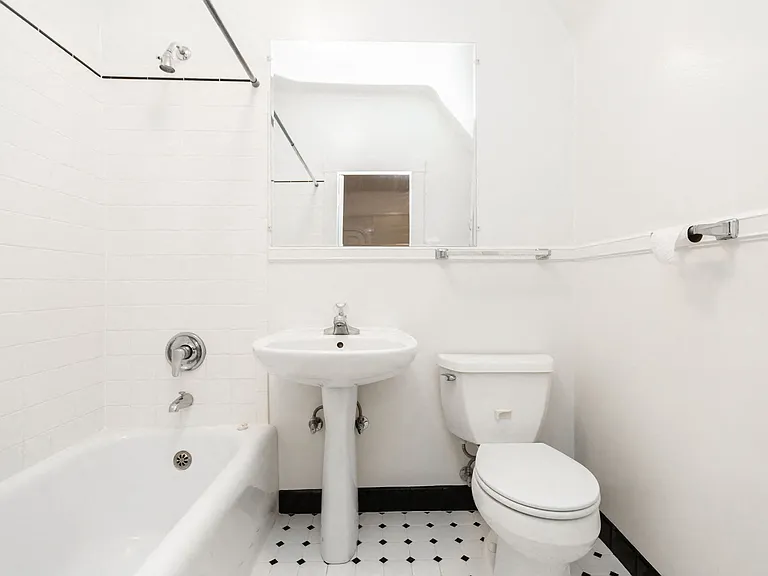 2275 Broadway — Photo 19