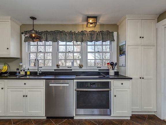 4th image of 21 Gould Hill Road