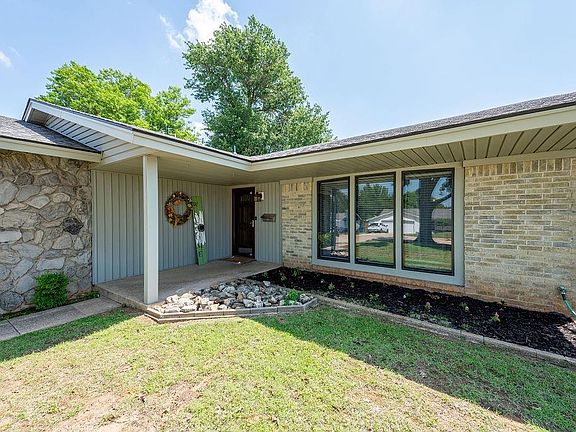 4th image of 847 Douglas Dr