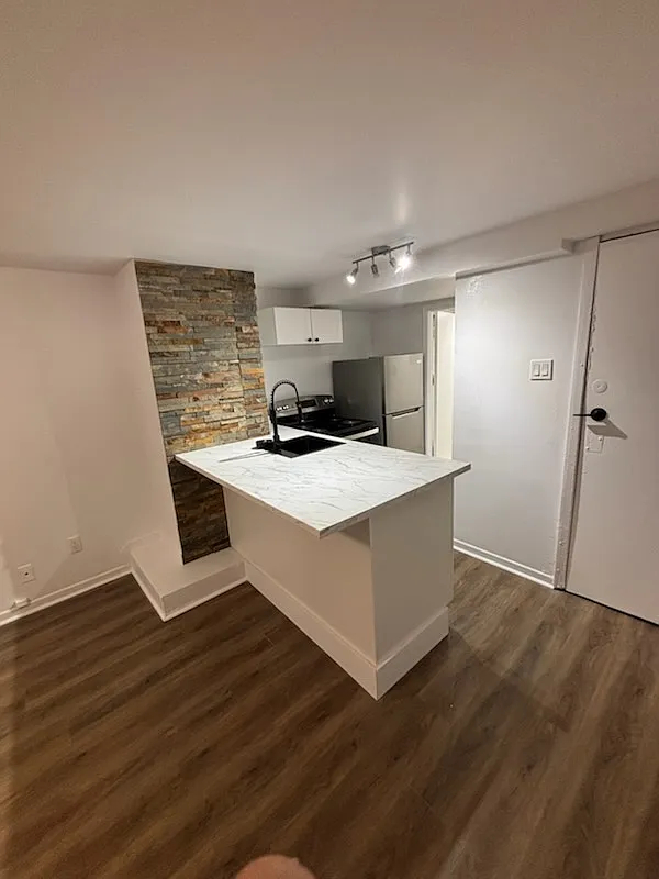 Building Photo - 461 Guy St #2