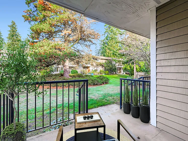 Beautifully Renovated 1 & 2 Bedroom Apartments in Lynnwood! — Photo 45
