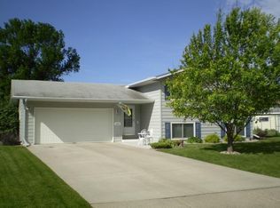 1614 Dellwood Ct, Grand Forks, ND 58201