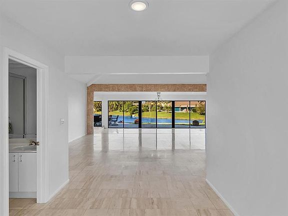 3rd image of 4989 Pineview Cir