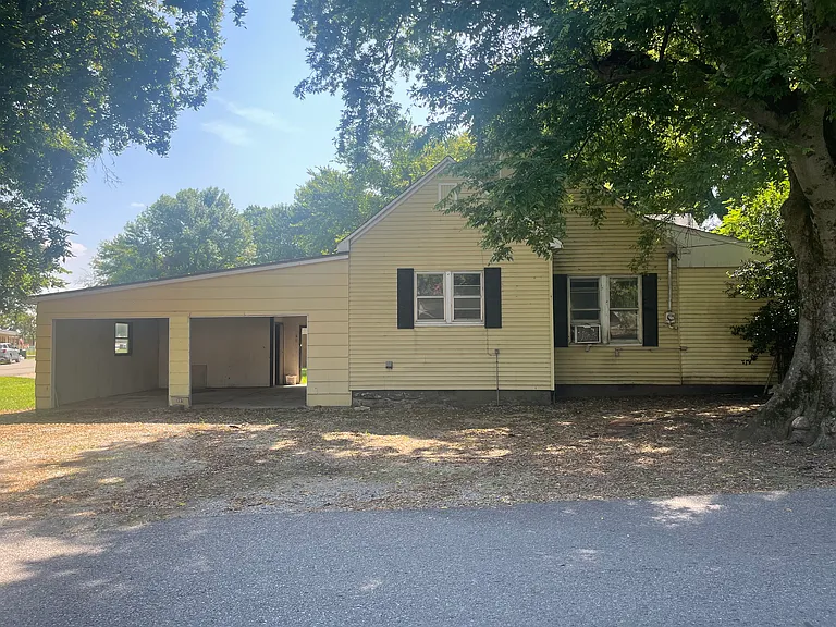 305 J.t. Polk Dr — Photo 2