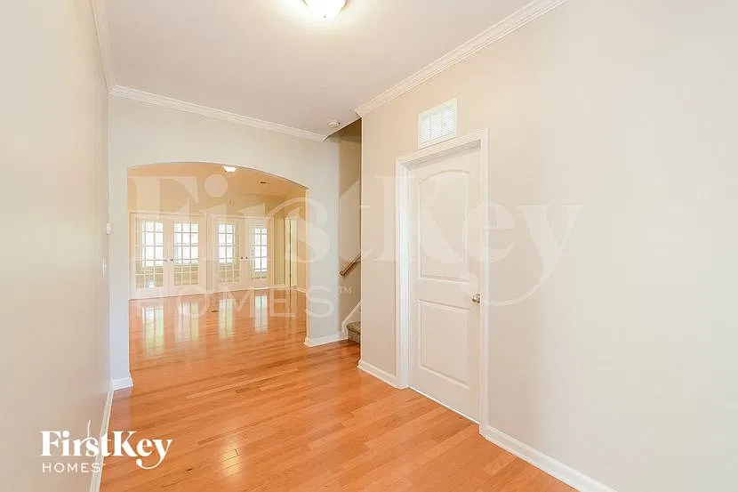 3 bed, 2.0 bath, 1922 sqft, $2,370 — Photo 2