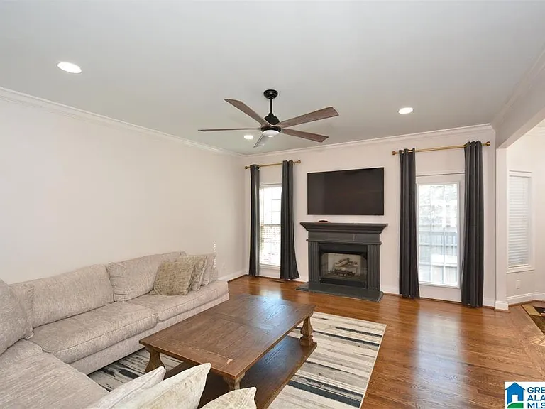 221 Castlehill Dr — Photo 4