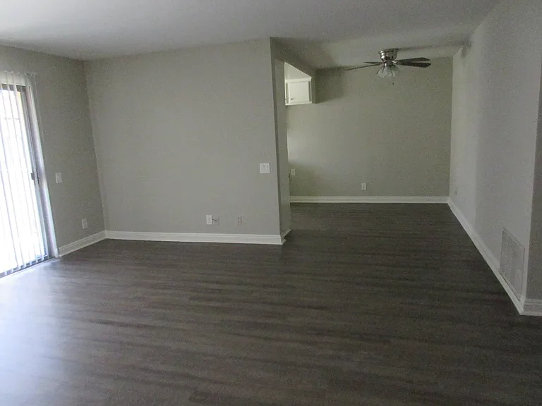 Las Flores Gardens Apartments — Photo 30