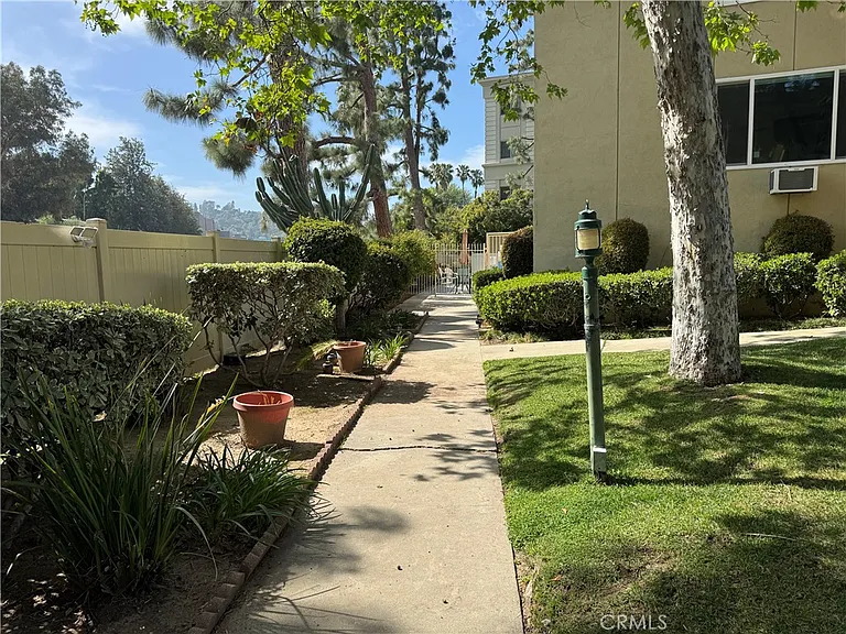 11138 Aqua Vista St — Photo 2