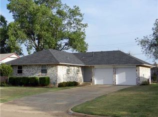 852 SW 10th St, Moore, OK 73160