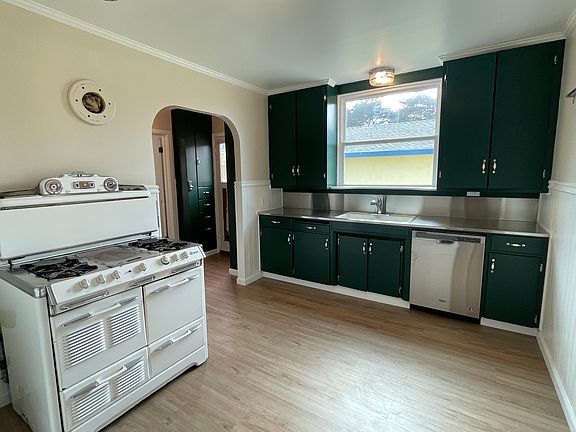 3rd image of 410 Carmel Ave