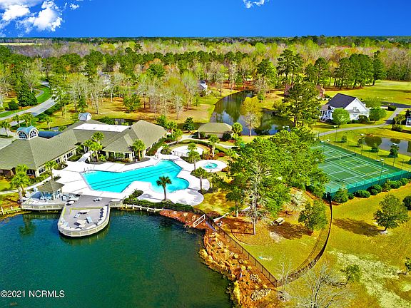 4th image of 548 Royalty Ct SW