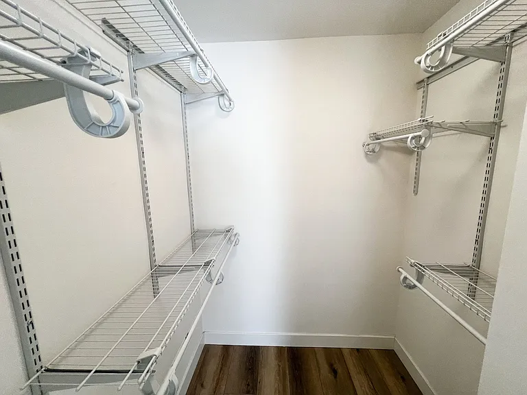 11018 Moorpark Apartments — Photo 32