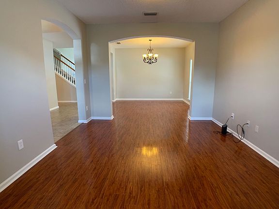 5th image of 647 Acorn Chase Dr