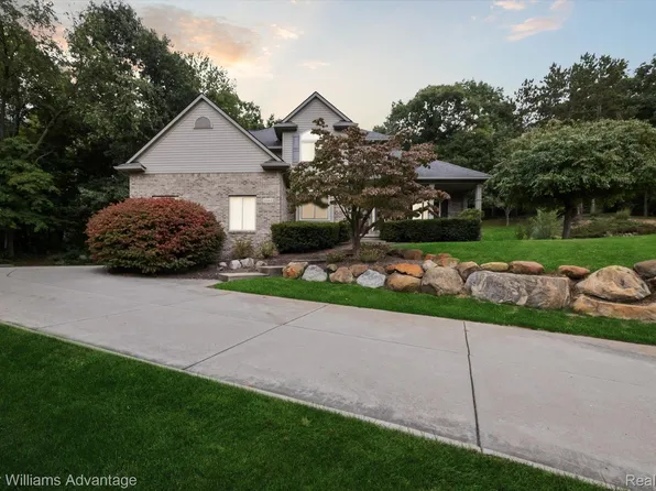 8644 Newport Dr, White Lake, MI 48386