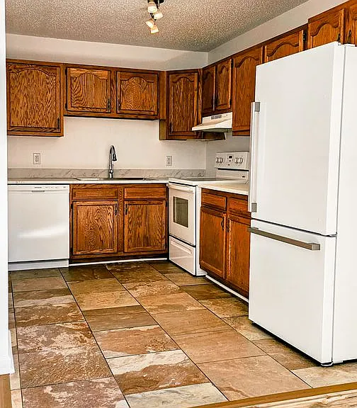 Beautifully updated 4 Bedroom/2 Bathroom downstairs apartment — Photo 35