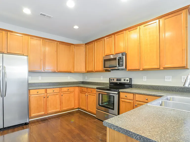 1733 Larne Cir — Photo 7