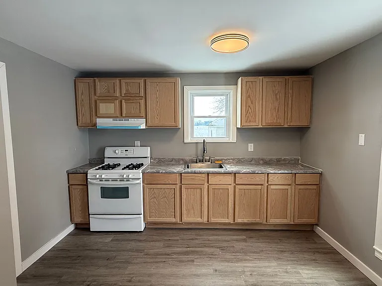 276 E Chicago Blvd — Photo 11
