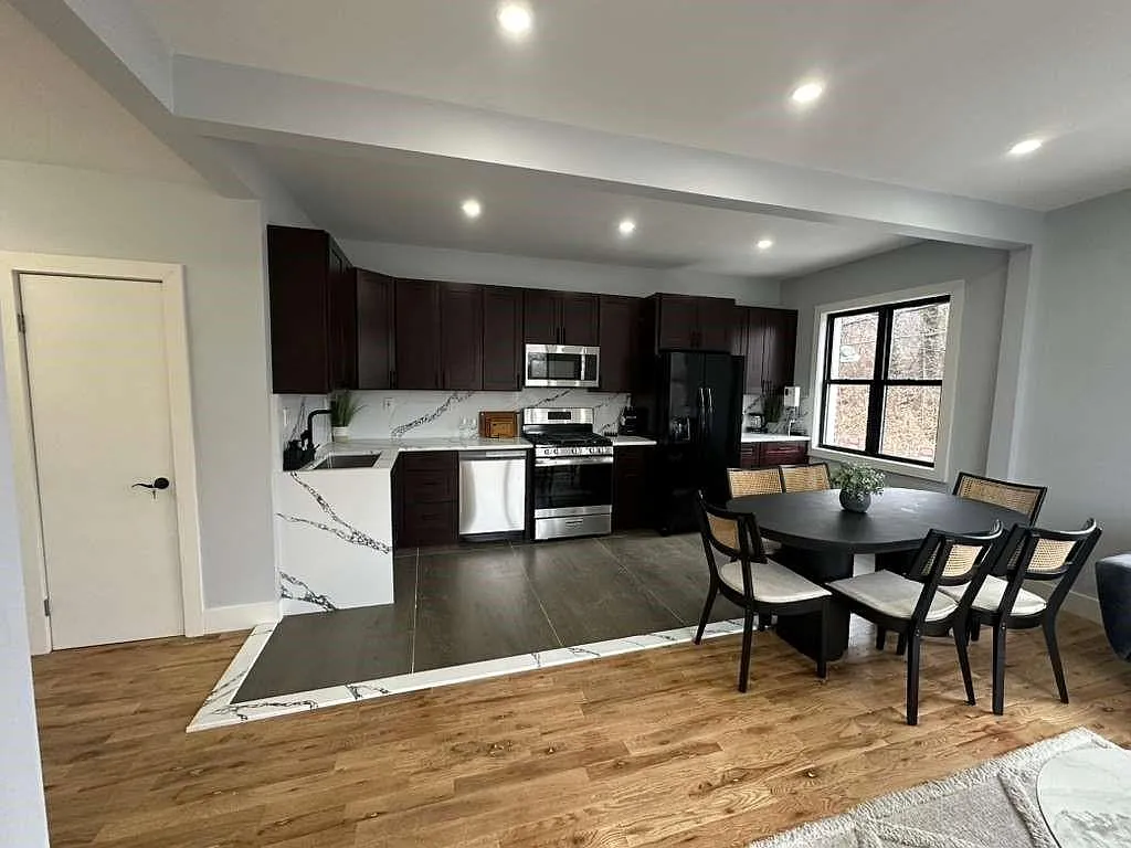 3 bed, 1.0 bath, 1000 sqft, $10,000 — Photo 2