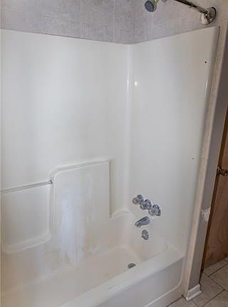 5th image of 301 SW Stonewood Ct