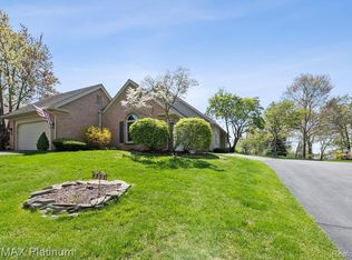 4552 Golf View Dr, Brighton, MI 48116